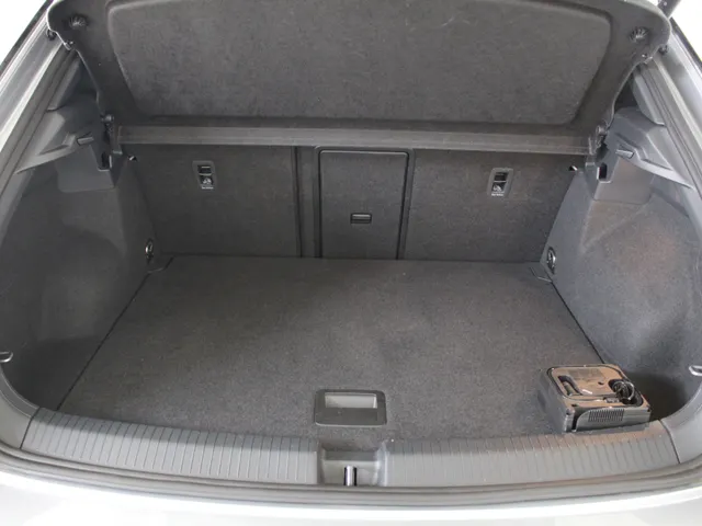 Volkswagen T-Roc 1.5 TSI R-Line DSG Automaat Blackstyle Navigatie | Climate Control | El. Achterklep | Camera | 4-Seizoenen banden