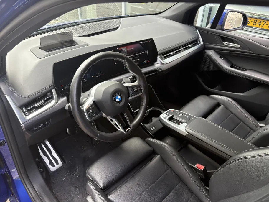 BMW 2 Serie Active Tourer 220i AUTOMAAT | Sensoren | Navigatie | Cruise | 360 Camera | Head-up display | Elektrisch verstelbare stoel | Apple Carplay/Android Auto