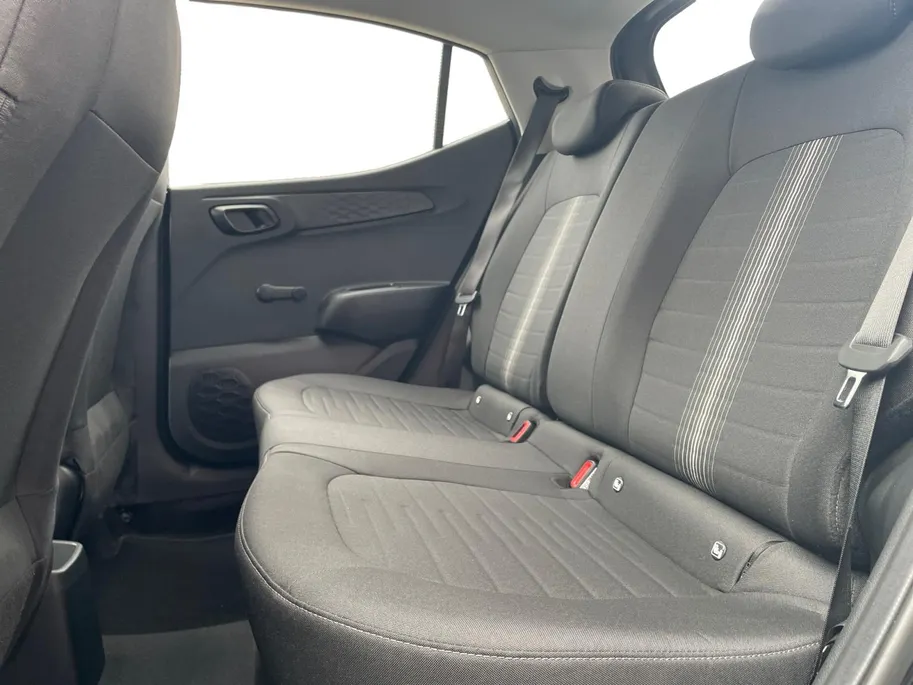 Hyundai i10 1.0 Comfort | Android auto/Carplay | Airco| Navigatie | All season banden | Achteruitrijcamera| Parkeersensoren achter| ZEER WEINIG KILOMETERS!