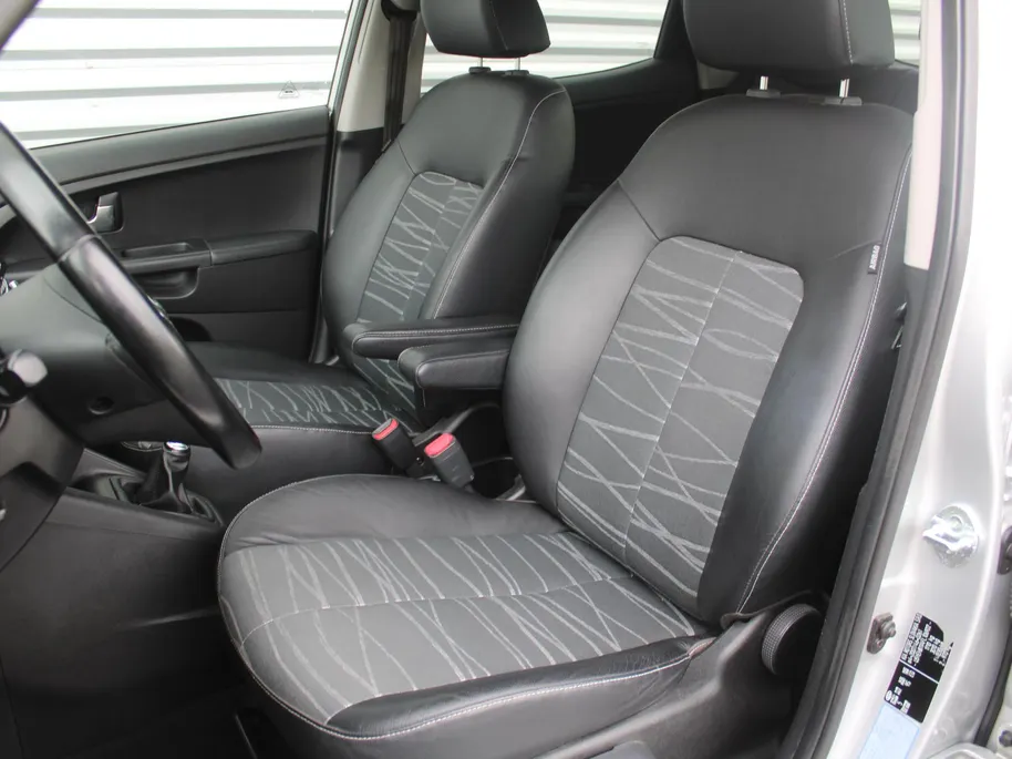 Kia Venga 1.4 CVVT First Edition | 16' LM | Trekhaak | Navi | Airco | Cruise | Camera | PDC | All seasons |