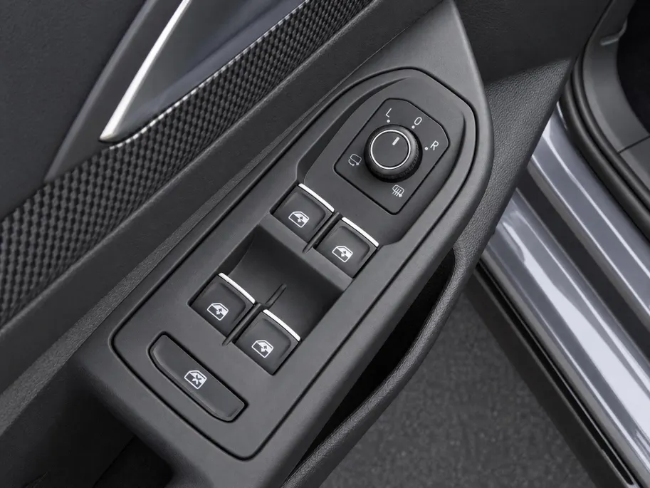 Volkswagen Golf 1.5eTSI/150PK R-Line · Navigatie · Trekhaak · Apple/Android Car Play · Dodehoeksensoren · Stoelverwarming ·  Garantie t/m 08-01-2031 of 100000km.