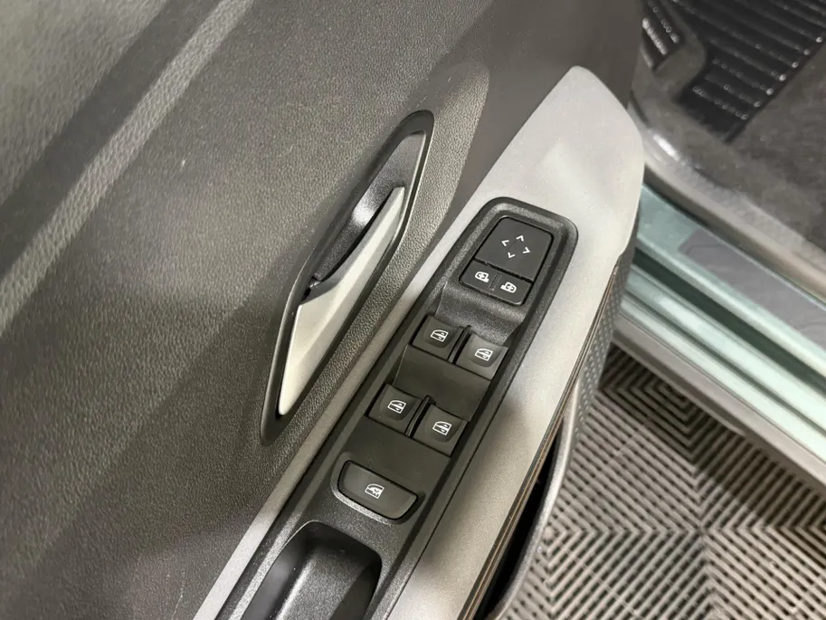 Dacia Jogger 140PK Hybrid Extreme 7p. Automaat | 7 Zitplaatsen | Camera | Parkeersensoren | Apple CarPlay/Android Auto | Digital Cockpit | Cruise Control | Lichtmetalen Velgen | Licht & Regen Sensor | Full LED |