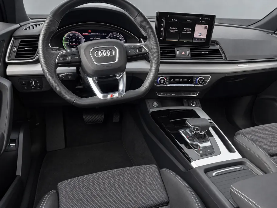 Audi Q5 50 TFSIe 299pk S-tronic S edition · Panoramadak · Camera · Matrix LED · Apple/Android Car Play · Elek. Achterklep ·