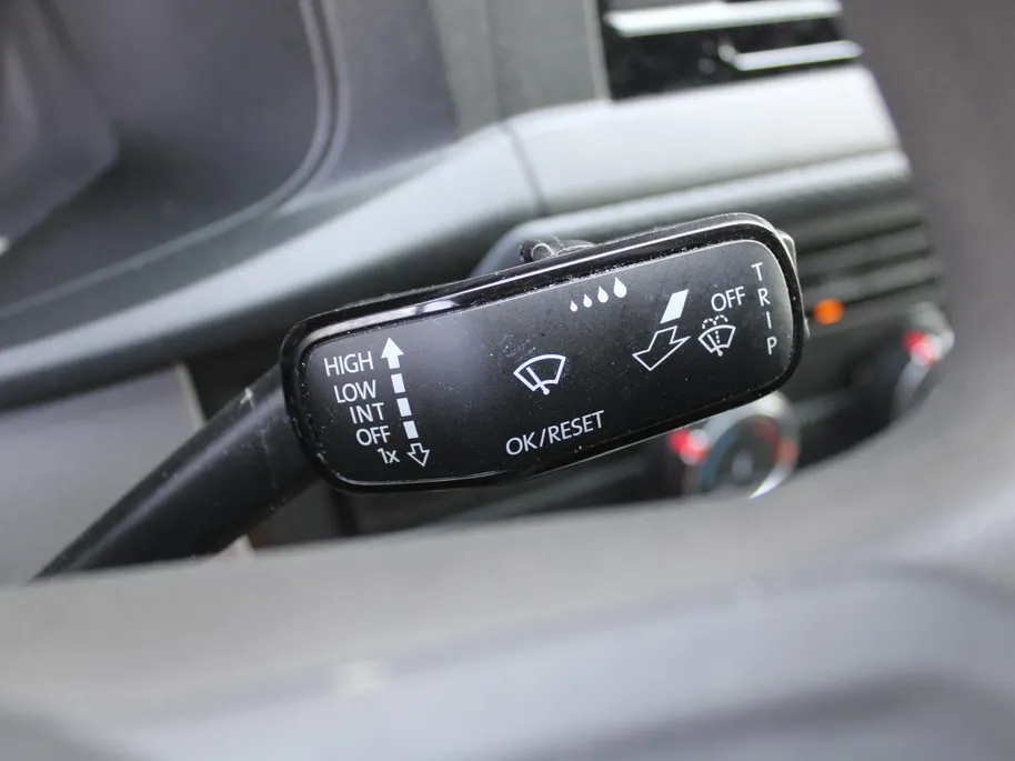 Volkswagen Transporter 2.0 TDI L2H1 28 Comfortline | 3-zits | Airco | Cruise | PDC | Apple Carplay | Android Auto | Volledig betimmerd |