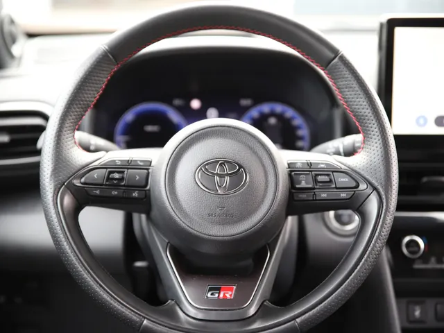 Toyota Yaris Cross 1.5 Hybrid 130 GR SPORT | HEAD-UP | JBL-AUDIO | 18'' LM-VELGEN |PARK-SENSOREN | BLIND SPOT