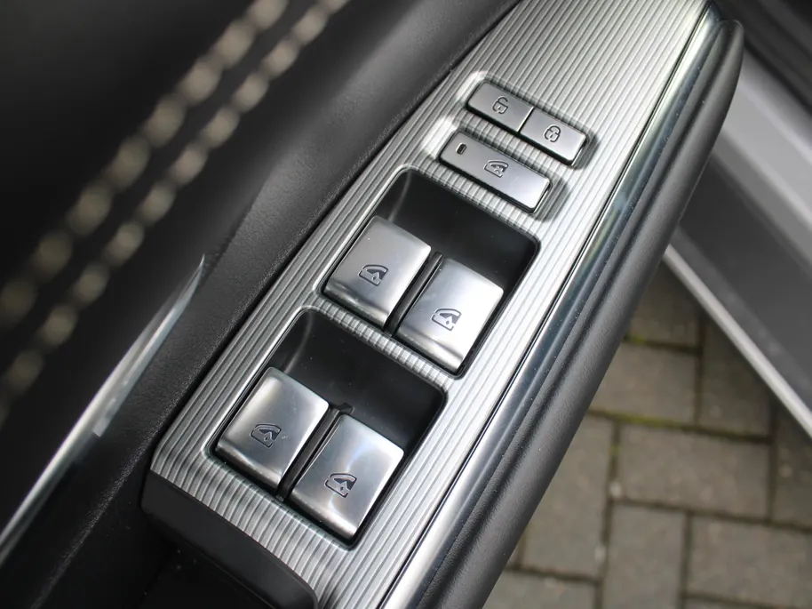 Mazda 6 6e Takumi Long Range 80 kWh | Stuur-/stoelverwarming + ventilatie | 360 camera | Pano dak | Zwart leer | 19' LM | HUD | LED | Elek. stoelverst. |