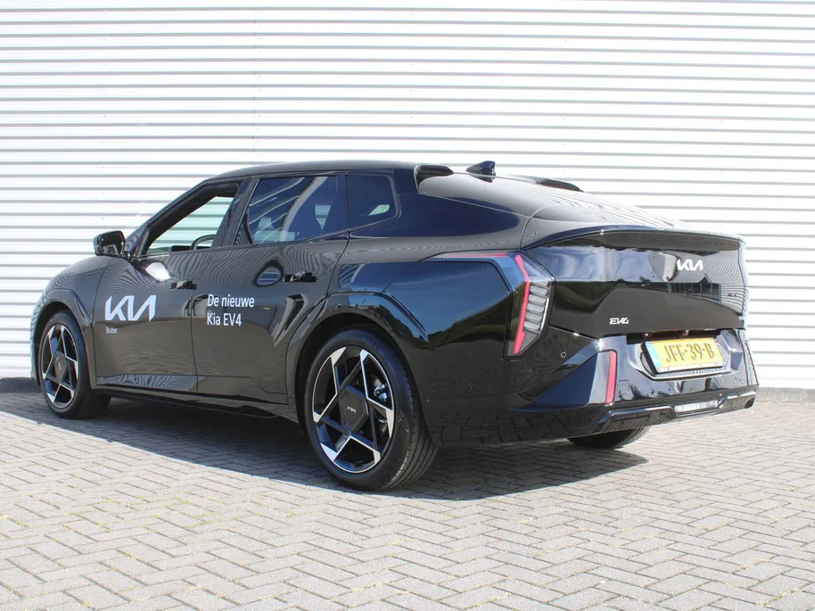 Kia EV4 Fastback GT-PlusLine 81.4 kWh | Schuifdak | Stuur-/stoelverwarming + ventilatie | Camera rondom | Elek. stoelverstelling | Leer | HUD | LED | 19' LM |