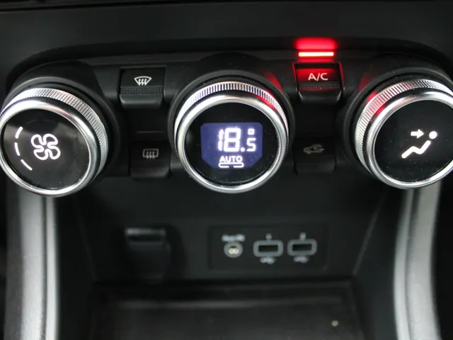 Renault Captur 1.3 TCe 140 Rive Gauche | grootscherm | achteruitrijcamera | navigatie