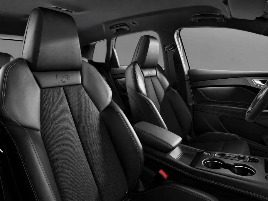 Audi Q4 Q4 S edition performance 286 PK · Tech plus ·  Trekhaak elek. wegklapbaar · Lendensteunen