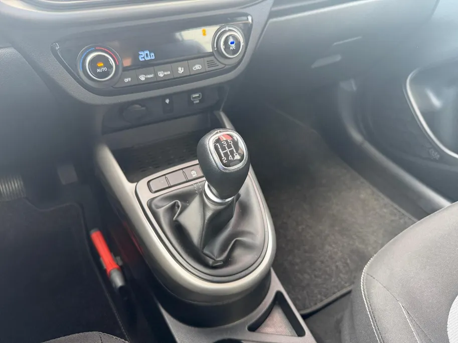 Hyundai i10 1.0 Premium | Navigatie| Parkeer sensoren| Camera| Cruise Controle| Metallic lak| Dealer onderhouden| Climate Controle