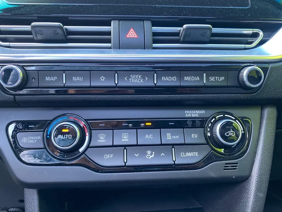 Kia e-Niro DynamicPlusLine 64 kWh Climate control | Stoel,- en stuurverwarming | Parkeercamera | Cruise control | Elek. schuif/kanteldak | 16 inch LM velgen | SOH 98.6% |
