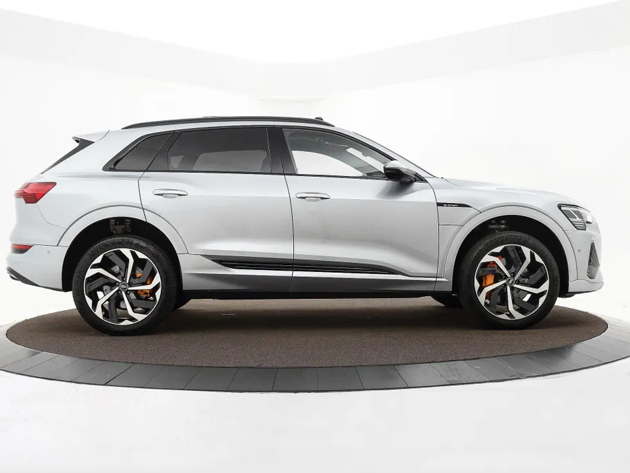 Audi e-tron 55 300kW/408PK S Line 95Kwh · SOH 94,6% · Panoramadak · Leder/Alcantara · 360°Camera + Parkeersensoren · Stoelverwarming ·