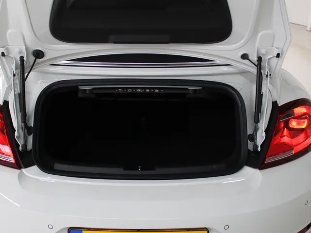 Volkswagen Beetle Cabriolet 1.2 TSI 105pk handgeschakeld | Navigatie | PDC | Stoelverw.