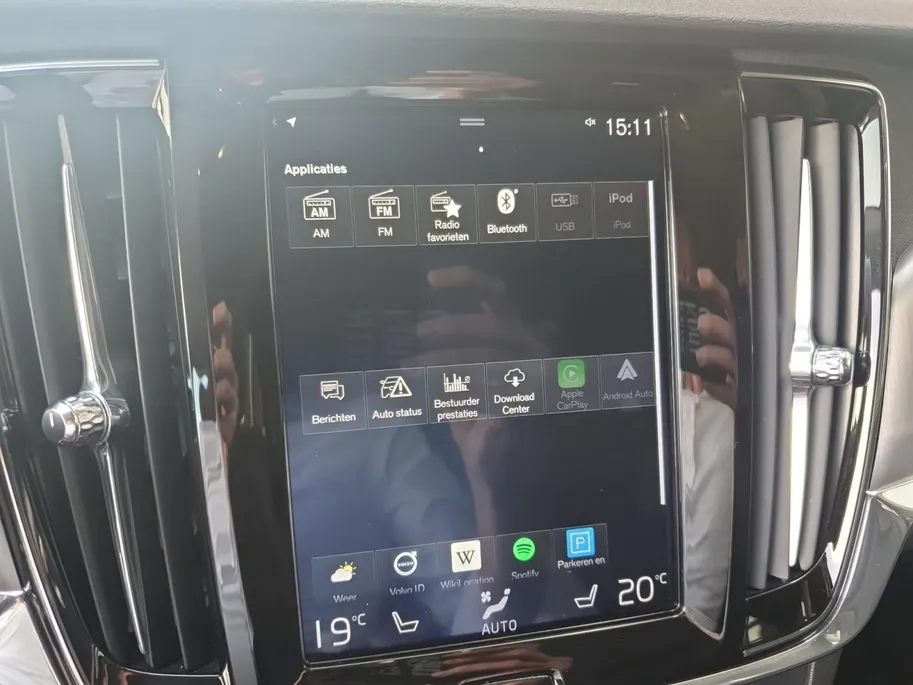 Volvo V90 2.0 T4 Momentum | Stoel en stuurverwarming | Elektrisch bedienbare voorstoelen | Camera | Lederen bekleding | Navigatie | Parkeersensoren voor en achter | Elektrische achterklep |