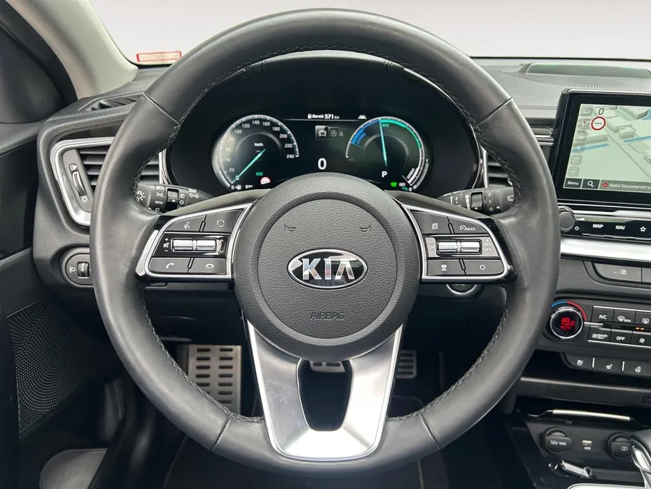 Kia XCeed 1.6 GDi PHEV ExecutiveLine | Trekhaak Afneembaar + 13-Polige Stekker | Apple Carplay / Android Auto | Navigatiesysteem | Stoelverwarming + Stoelkoeling | Stuurverwarming | Elektrisch Verstelbare Voorstoelen | Bestuurdersstoel Met geheugen | Elektrisch bed