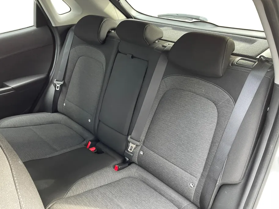 Hyundai Kona EV Comfort 64 kWh | Warmtepomp | 100% SOH | Adaptive cruise control | Apple Carplay & Android Auto | Achteruitrijcamera | Parkeersensoren achter | Keyless entry | DAB radio |