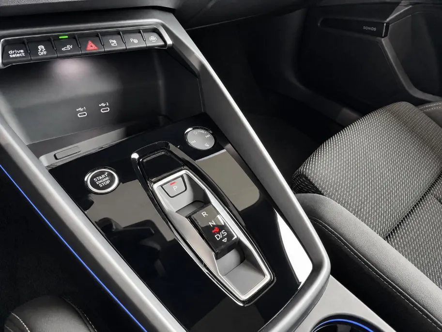 Audi A3 Sportback 40 TFSI e S edition 204 PK · Glazen panoramadak · SONOS premium 3D · Lichtpakket pro ambient light · MEGA Sale