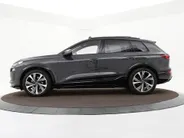 Audi Q6 e-tron SQ6 quattro 100 kWh 490pk · SOH 98% · Panoramadak · 360 Camera · Inklapbare Trekhaak · Warmtepomp · Elek. Stoelen + Geheugen · Garantie t/m 06-10-2030 of 100.000km