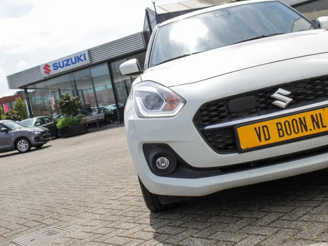 Suzuki Swift 1.2 Select Smart Hybrid | Navi | Cruise | Safety Pack | Camera