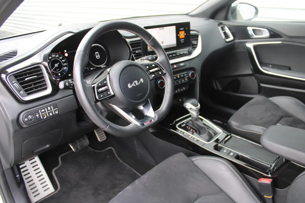 Kia ProCeed 1.5 T-GDi DCT7 GT-Line | BTW Auto | Automaat | Trekhaak | Verwarmde sportstoelen | Camera | Dodehoek detectie | Telefoonlader | LED |