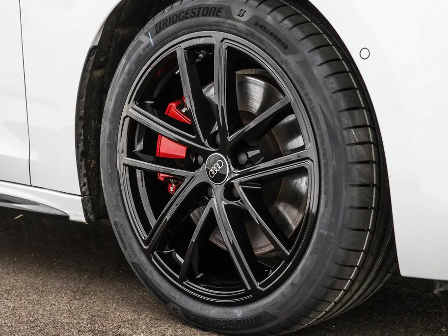 Audi A5 Avant 2.0 367pk S-tronic e-hybrid quattro S edition · 360 Camera · Wegklapbare Trekhaak · Bang & Olufsen Audio · Bijrijder Display · Zwart Optiek · 19'' Inch · Garantie t/m 26-07-2030 of 100.000