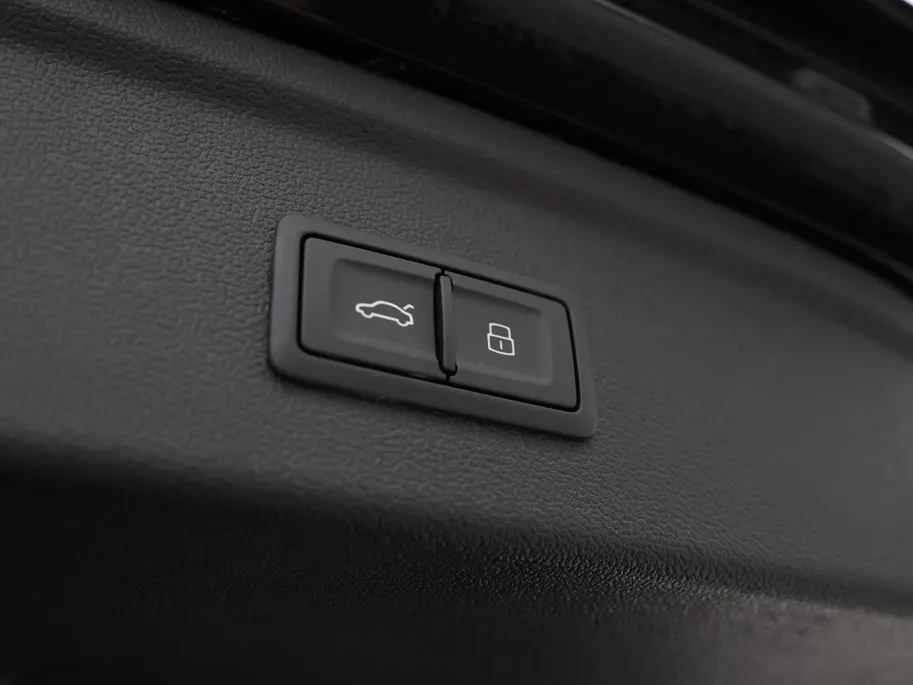 Audi A3 Sportback 45 TFSIe 272pk S-tronic S edition Competition · Panoramadak · Sonos Audio · Camera · Head-Up · Apple/Android Car Play · 18'' Inch · Garantie t/m 28-09-2030 of 100.000km