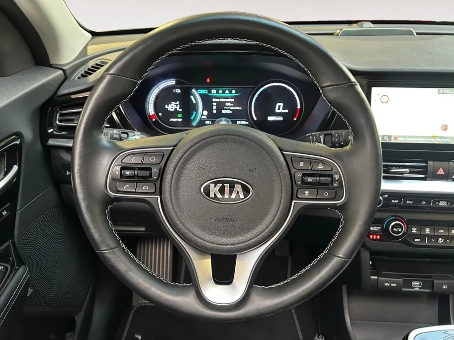 Kia e-Niro ExecutiveLine 64 kWh | Warmtepomp | Trekhaak Afneembaar + 13-Polige Stekker | Elektrisch verstelbare Voorstoelen | Bestuurdersstoel + Geheugen | Elektrisch Bedienbaar Schuif / Kanteldak | Stoelverwarming + Stoelkoeling | Stuurverwarming | JBL Geluidsinsta