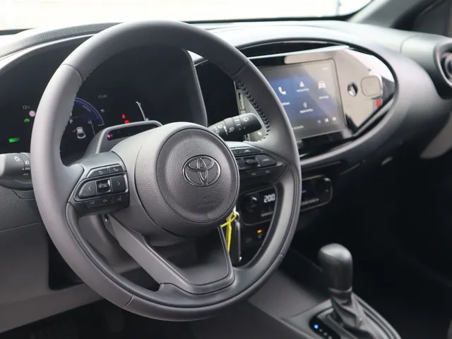 Toyota Aygo X Hybrid 115 play | LM Velgen | Stoelverwarming