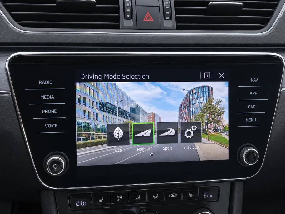 Škoda Superb Combi 1.4 TSI iV 218pk DSG Business Edition Plus · Camera · Inklap. Trekhaak · Stoelverwarming · Keyless · ACC · Apple/Android Car Play · Garantie t/m 17-06-2028 of 100.000km