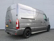 Renault Master T33 2.3 dCi L2H2 Stop & Start | Automaat | Trekhaak | Camera | Airco | Navi | Cruise | 16' LM | PDC | Licht-/regensensor | Volledig betimmerd |