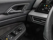 Volkswagen Golf 1.5 eTSI 150pk DSG R-Line · Apple/Android Car Play · Trekhaak ·  Camera + Parkeersensoren · Stoelverwarming · Garantie t/m 24-09-2030 of 100000km.