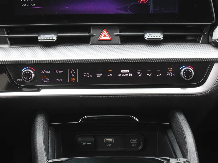 Kia Sportage 1.6 T-GDi Hybrid Dark Edition | Stuur-/stoelverwarming v+a | Camera | Elek. stoelverstelling | 18' LM | Cruise adapt. | Navi | Clima | Half leer/suède |