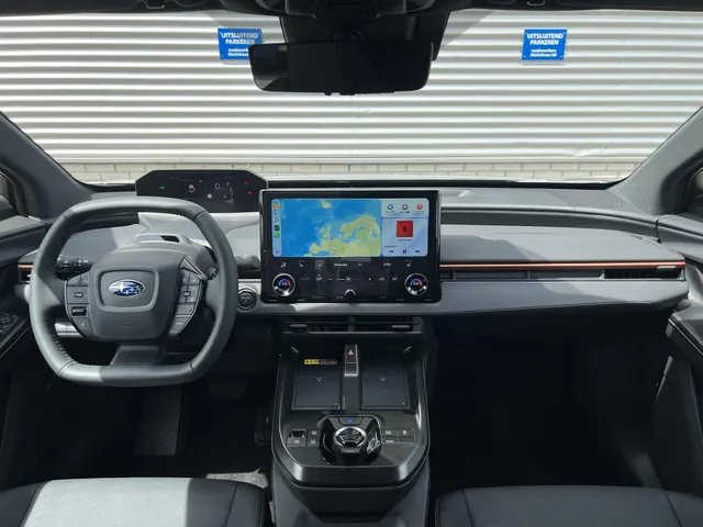 Subaru Uncharted 2E-xcite+ 77 kWh Automaat | Nieuw Leverbaar | Two-Tone Metallic Lak | Elek. Binnenspiegel | Lederen Bekleding
