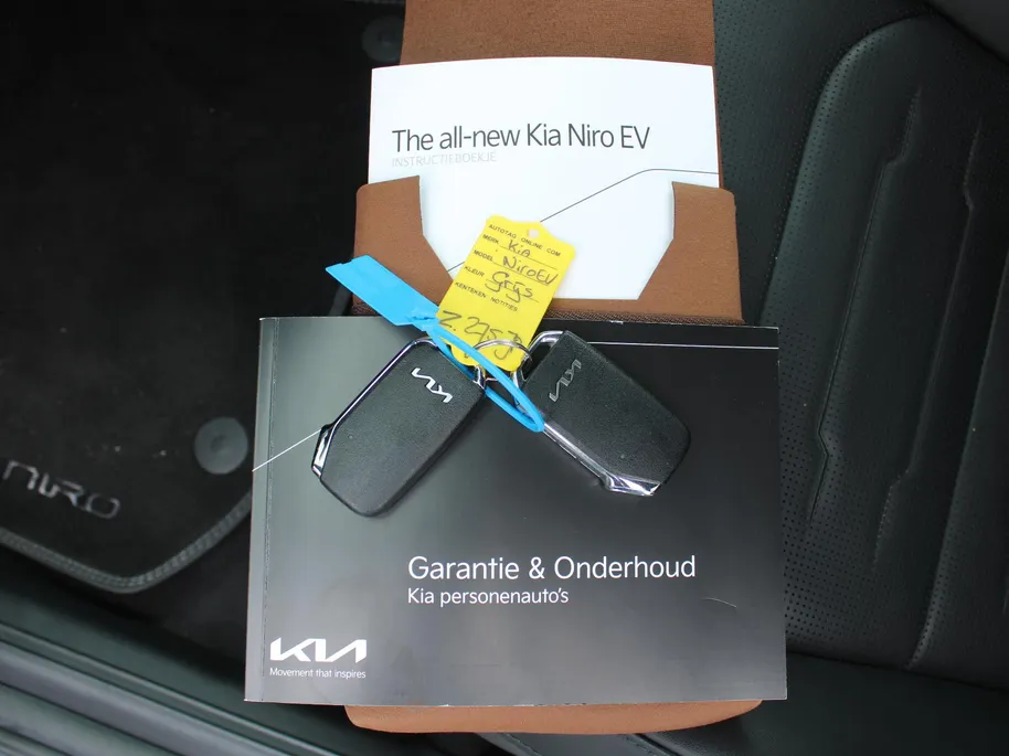 Kia Niro EV Edition Advanced 64.8 kWh | Stuur-/stoelverwarming | Elektr. stoelverstelling | Camera | Cruise adapt. | 17'LM | Clima | 17% bijtelling |