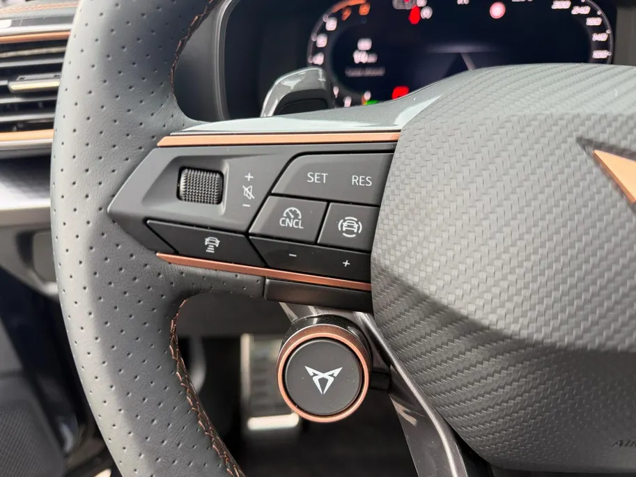 CUPRA Formentor 1.5 TSI e-Hybrid Business | Panoramadak | Stuur verwarming etc! | Trekhaak | Super compleet en helemaal nieuw!