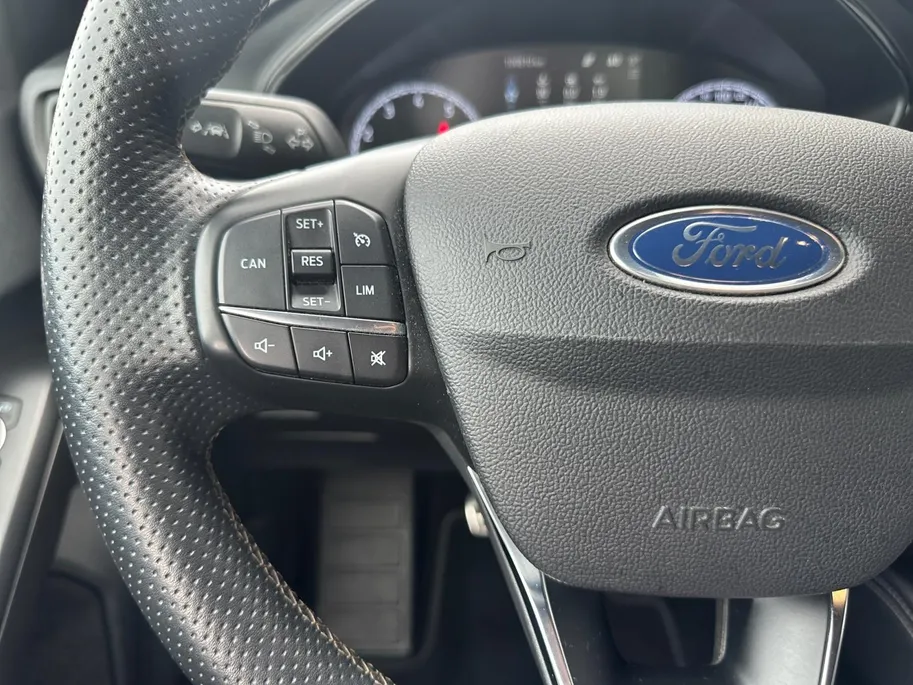 Ford Focus 2.3 EcoBoost ST-3 | 280 PK | Launch control | Recaro stoelen | 19' inch lichtmetalen velgen | Apple carplay & Android auto | Parkeersensor voor en achter | Achteruitrijcamera | Bang & Olufsen audio | Winter pack | Cruise control | Bovag garantie |