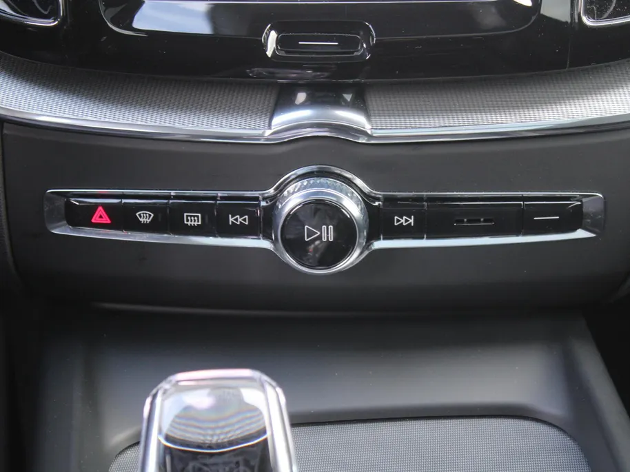Volvo XC60 2.0 T8 Plug-in hybrid AWD Ultimate Black Edition | Trekhaak elektr. | Luchtvering | Schuifdak | Leer | Geheugenstoelen | B&W audio | Stoelventilatie | Winterset | Zeer nette auto |