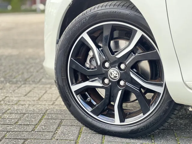 Toyota Yaris 1.5 Hybrid Bi-Tone Automaat | 16' Lichtmetalen Velgen | Climate Control | Elek. Raambediening