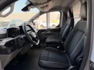 Ford Transit Custom 320 2.5 PHEV L2H1 Sport SHOWROOM VOORDEEL € 2000 I DRIVER ASSIST PACK PREMIUM I INKLAPBARE TREKHAAK I WINTER PACK I 19 INCH VELGEN I AGM ACCU I