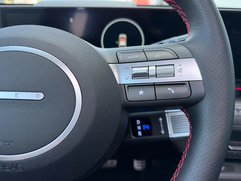 Hyundai Kona Electric N Line Sky 64.8 kWh | Navigatie| Schuif-kantel dak| Head up display| Stoelverwarming/koeling| 360 graden camera|