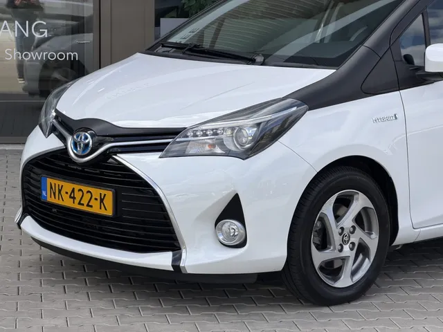 Toyota Yaris 1.5 Hybrid Trend Bi-Tone | Leer | Navigatie | LM Velgen