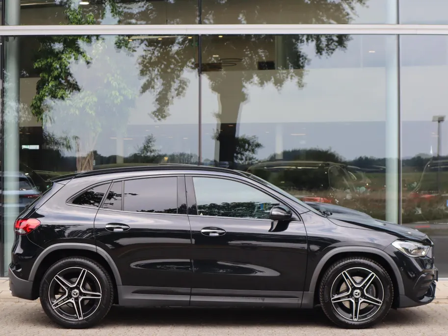 Mercedes-Benz GLA 200 Business Solution AMG l Trekhaak l Keyless l Panoramadak l Ambiente lichtpakket