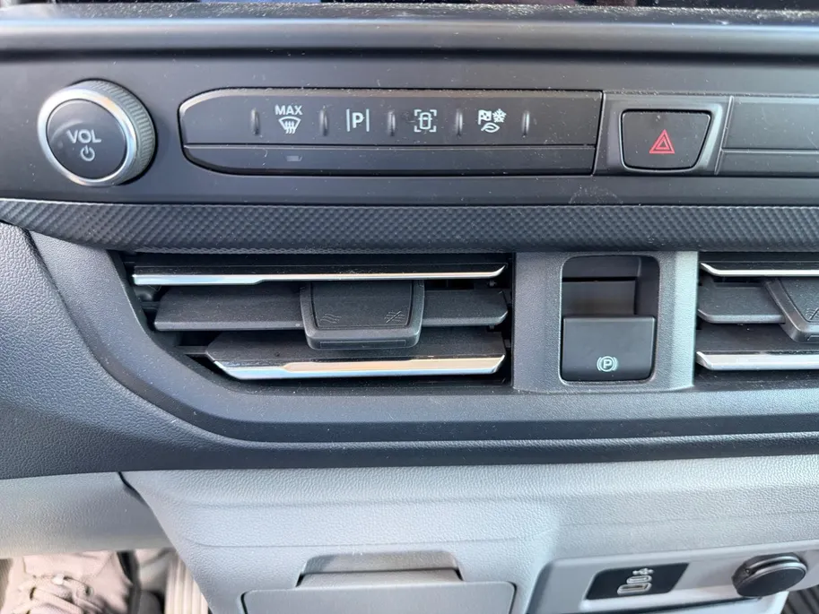 Ford Transit Custom 320 2.5 PHEV L2H1 Limited | NL auto | Automaat | Elektr. Trekhaak | Adapt. Cruise control | BLIS | Winter pack | Navigatie | Apple carplay & Android auto | Parkeersensoren voor en achter | Achteruitrijcamera | Bovag garantie |