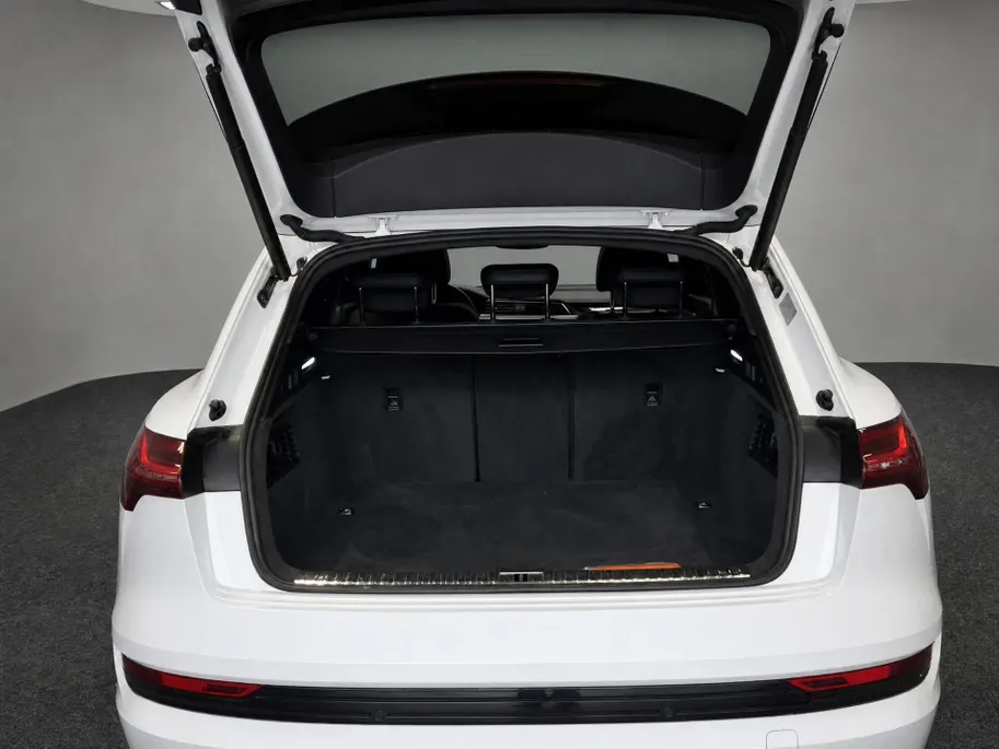 Audi e-tron 55 408pk Quattro S edition 95 kWh · SOH 97,1% · Panoramadak · Camera · Luchtvering · Zwart Optiek Plus · 21'' Inch ·