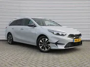 Kia Ceed Sportswagon 1.0 T-GDi MHEV Design Edition | Stuur-/stoelverwarming | Cruise adapt. | Camera | 16' LM | Elek. achterklep | JBL audio | LED |