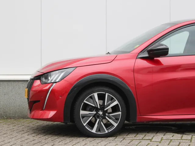 Peugeot 208 1.2 PureTech GT Pack Automaat | Adap. Cruise | Panodak | Vol Leder | Stoelverwarming | Camera