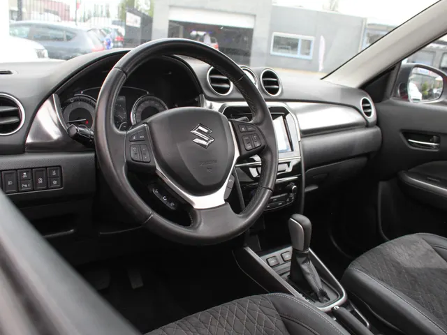 Suzuki Vitara 1.4 Boosterjet Style Automaat | Schuifdak | Trekhaak | Adap. Cruise | Camera | Lm-Velgen