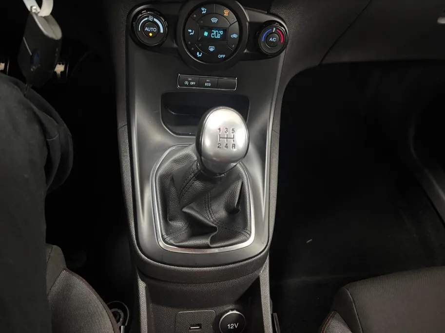 Ford Fiesta 1.0 EcoBoost ST Line NAVI AIRCO CRUISE CONTROLE LM VELGEN SPORTPAKKET ZEER DIKKE FIESTA VOLLEDIG ONDERHOUDEN VAN EEN LIEFHEBBER GEWEEST