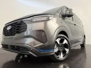 Ford Transit Custom 320 2.5 PHEV L2H1 Sport DC met o.a. uniek sport interieur, 19 inch lichtmetalen velgen, een trekhaak, een achteruitrijcamera en verwarmbare voorstoelen en stuurwiel