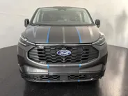 Ford Transit Custom 320 2.5 PHEV L2H1 Sport DC met o.a. uniek sport interieur, 19 inch lichtmetalen velgen, een trekhaak, een achteruitrijcamera en verwarmbare voorstoelen en stuurwiel